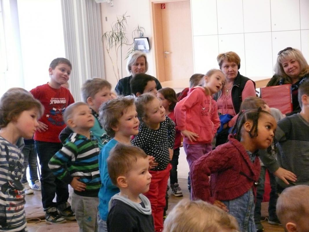 Kinder spielen für Kinder 2016