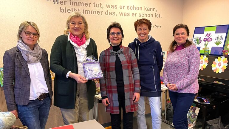 Landesbeauftragte Margarete Ziegler-Raschdorf (Zweite v. links) mit den AWO Mitarbeiterinnen Linda KalbMüller, Oksana Schreiber, Margarete Klär und eine Ukrainerin im Bundesfreiwilligendienst (v.l.n.r.)